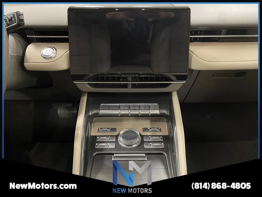 Used 2024 Black Metallic Lincoln Reserve image 11