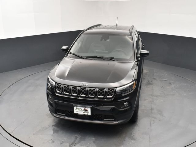 New 2026 Diamond Black Crystal Pearl-Coat Exterior Paint Jeep Latitude image 14