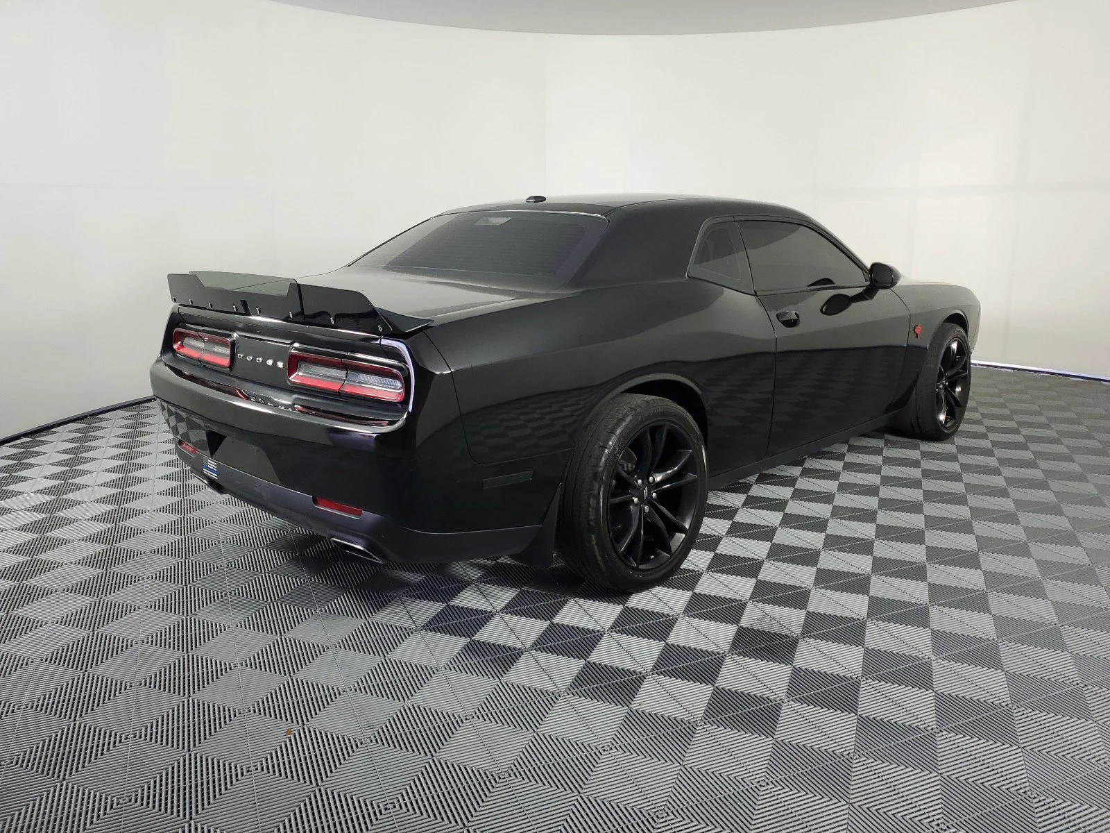 Used 2018 Pitch Black Clearcoat Dodge SXT image 7
