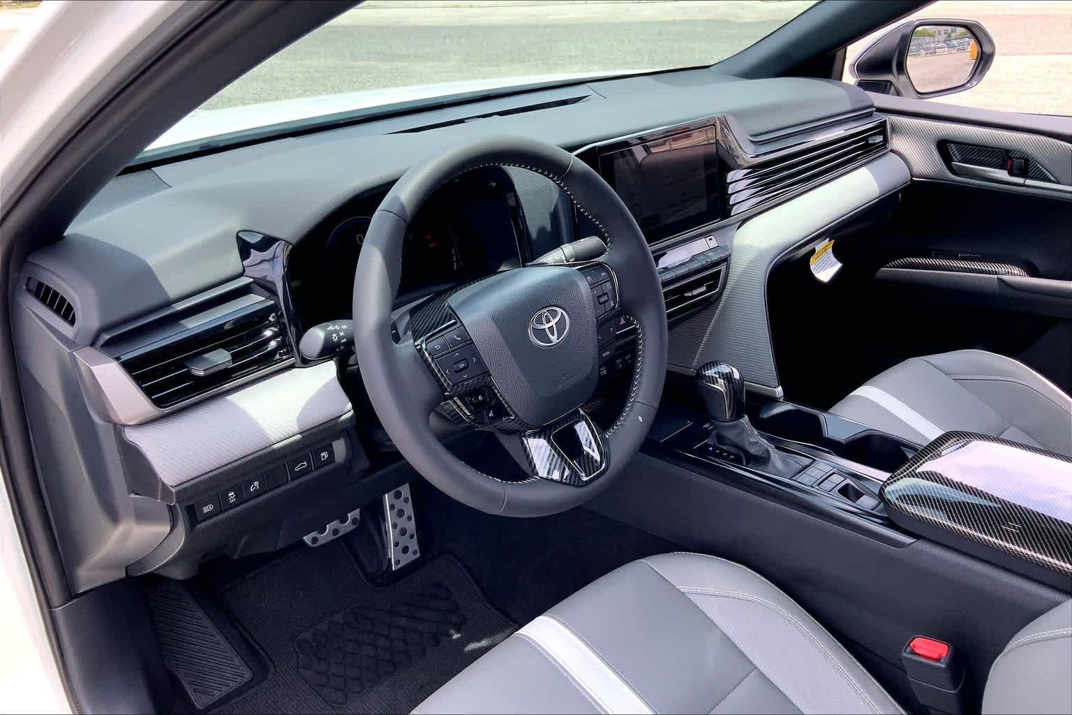 Used 2025 Ice Cap Toyota SE image 17