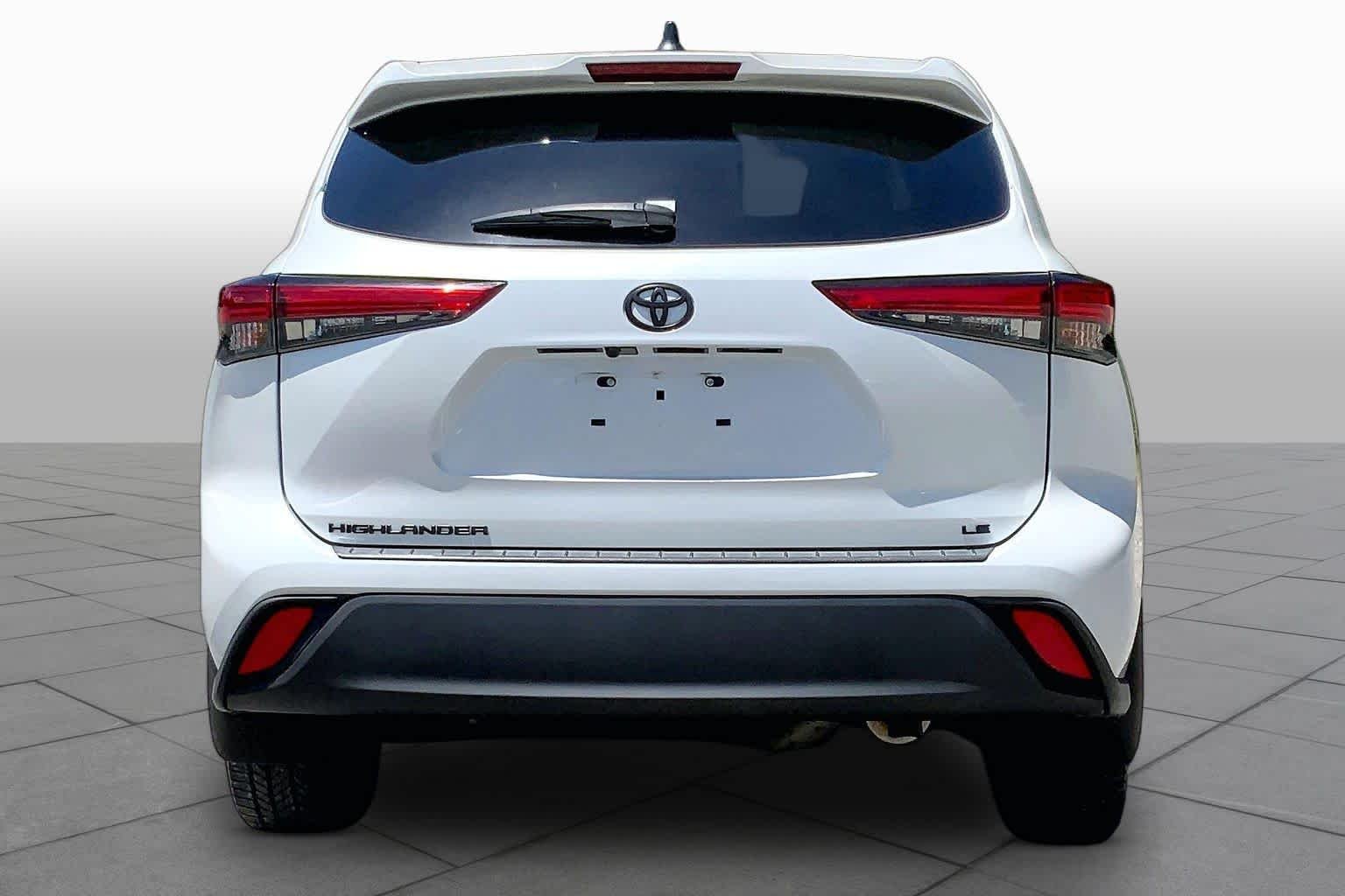 Used 2022 Wind Chill Pearl Toyota LE image 5