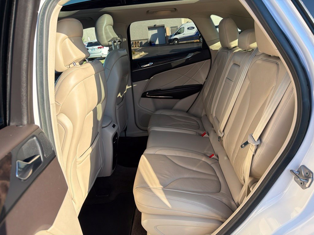 Used 2017 White Lincoln Reserve image 13