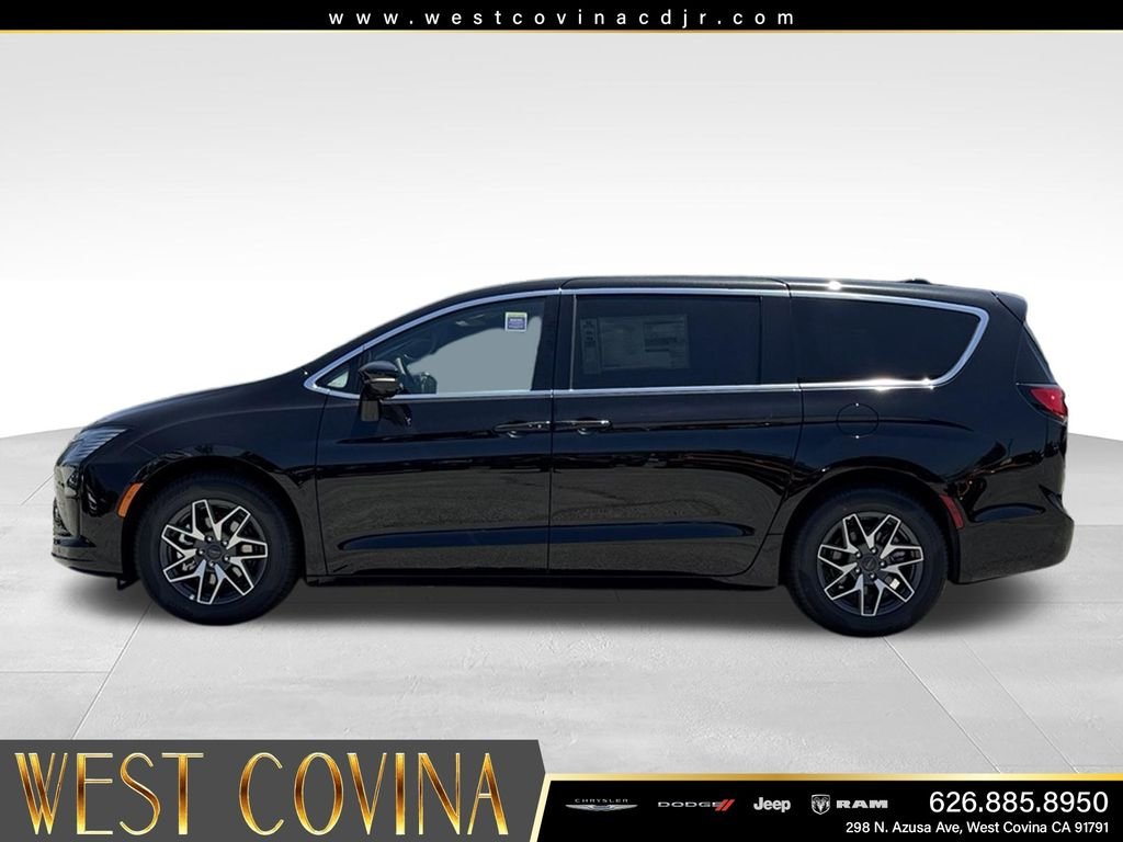 New 2027 Diamond Black Crystal Pearl-Coat Paint Chrysler Limited image 12
