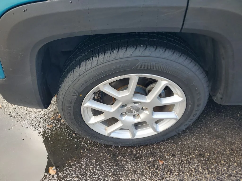 Used 2020 Blue Jeep Latitude image 9