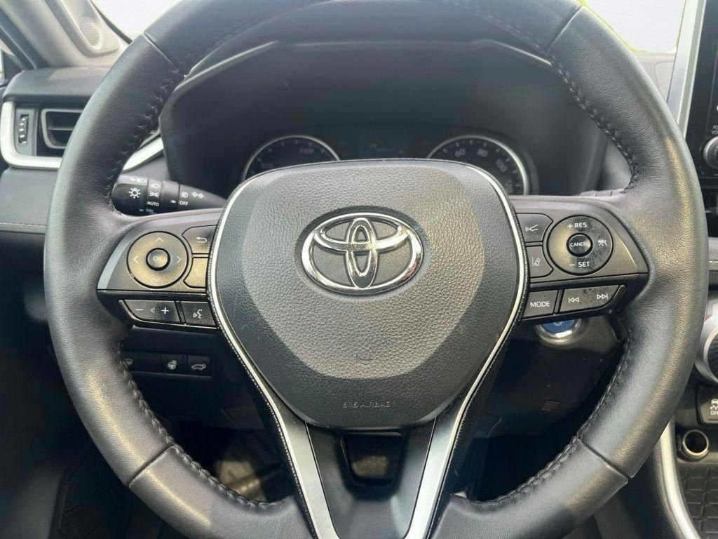 Used 2021 Silver Toyota XLE Premium image 19