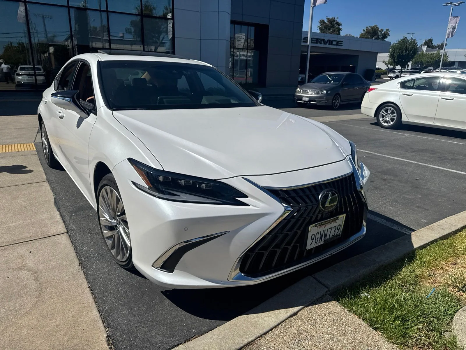 Used 2023 White Pearl Lexus 300h Luxury image 2