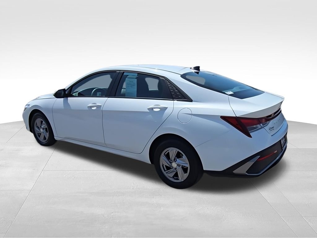 Used 2025 White Hyundai SE image 8