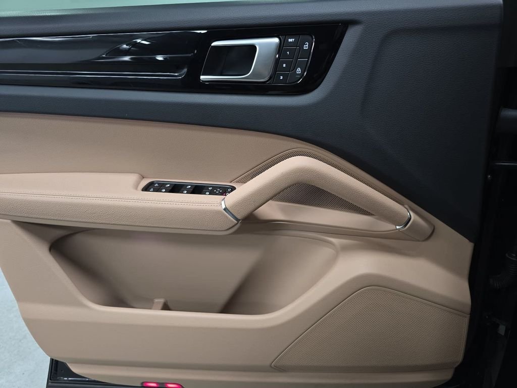 Certified Used 2023  Porsche Base image 23