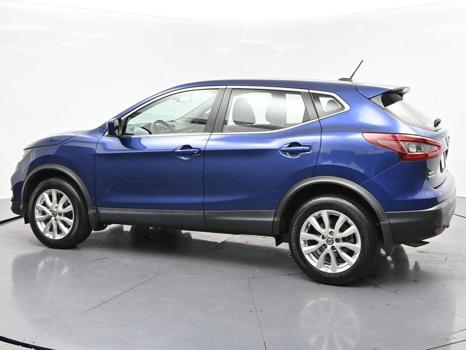Used 2022 Caspian Blue Metallic Nissan S image 5