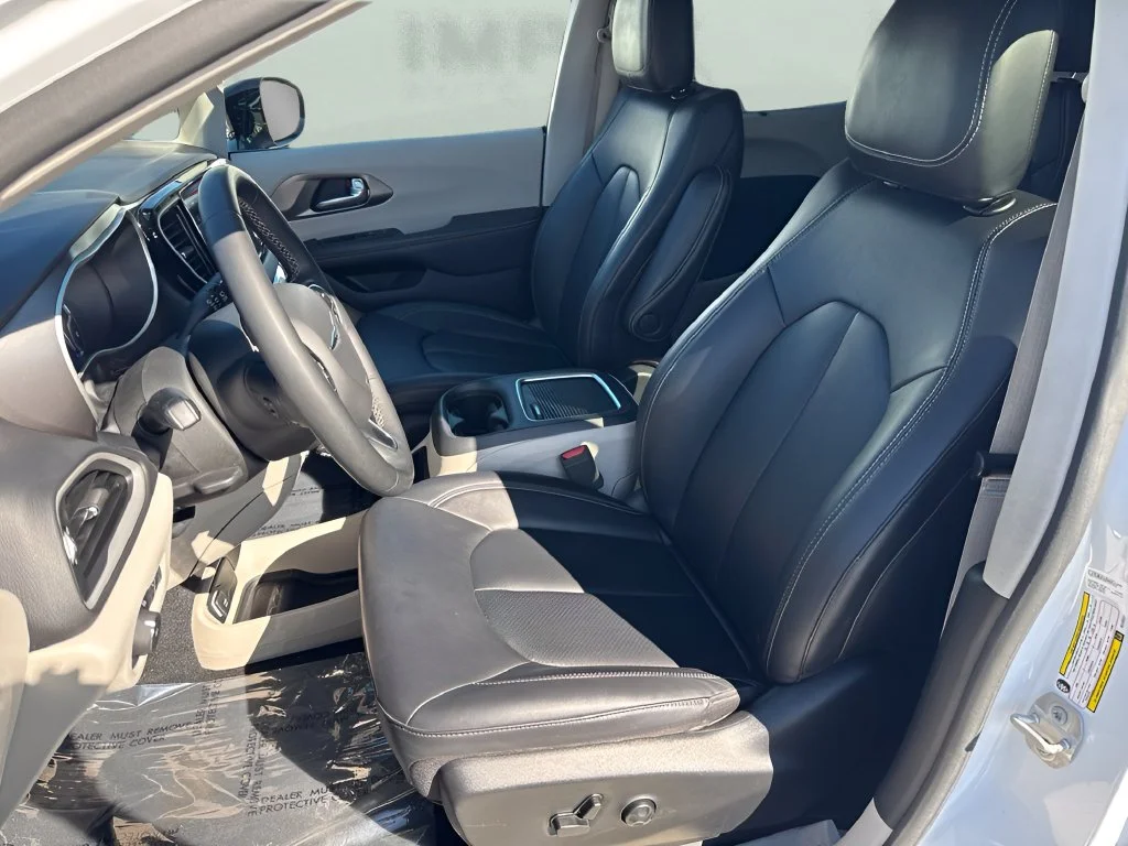 Used 2024 White Chrysler Touring L image 9