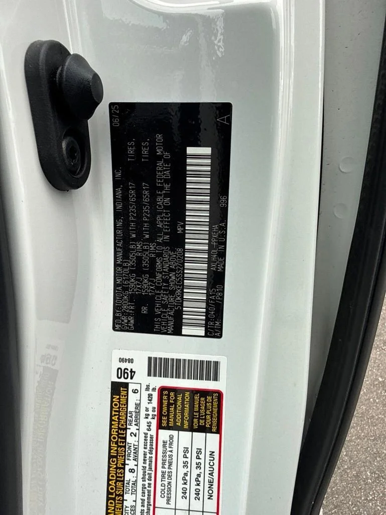 Used 2025 Ice Cap Toyota LE image 30
