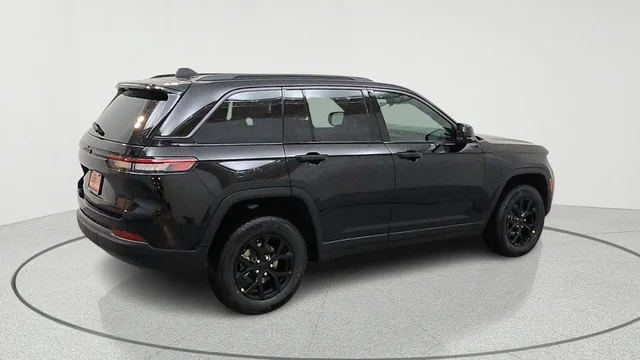 New 2026 Diamond Black Crystal Pearl-Coat Exterior Paint Jeep Laredo Altitude image 8