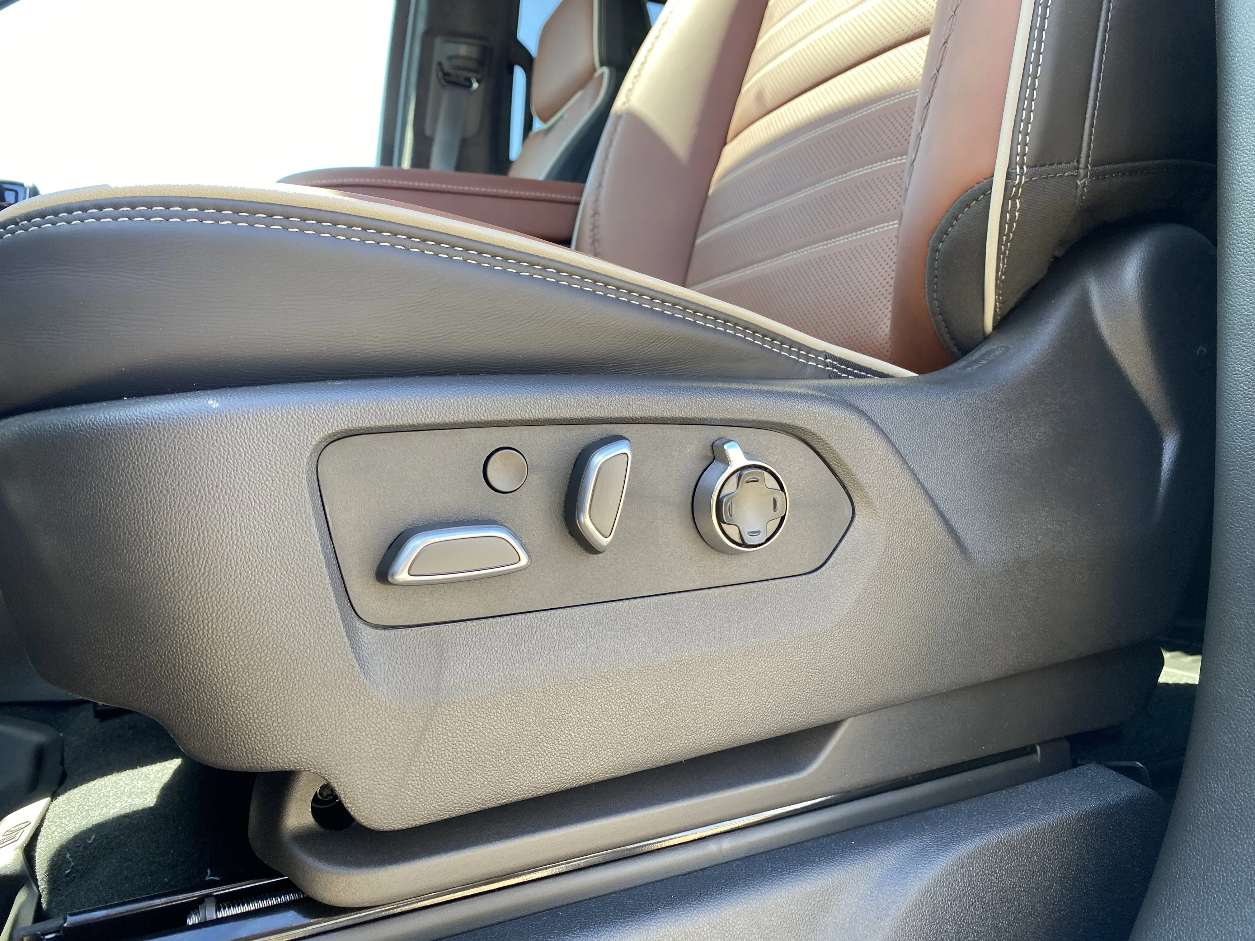 New 2026 GLACIER WHITE TRICOAT GMC Denali Ultimate image 28