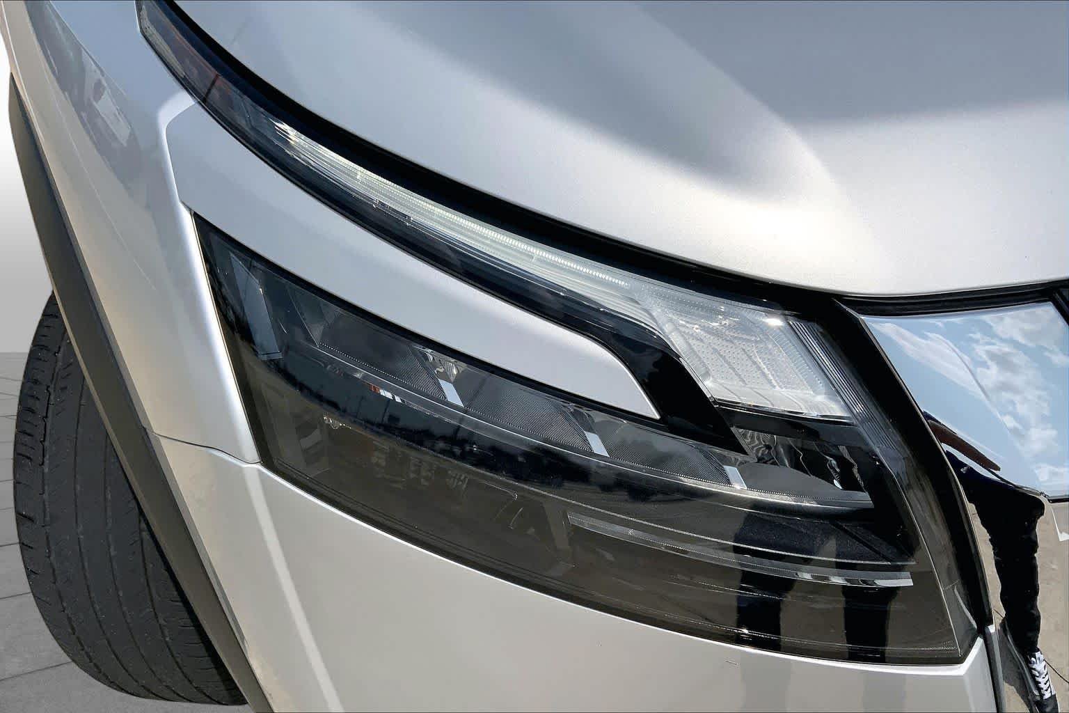 Used 2025 Brilliant Silver Metallic Nissan SL image 26