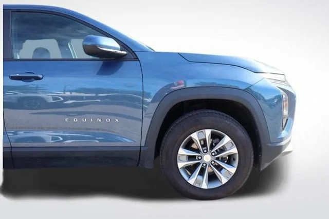 Used 2025 Lakeshore Blue Metallic Chevrolet LT image 14