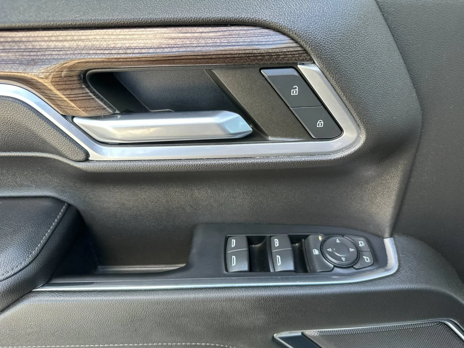 Used 2022 Summit White Chevrolet RST image 11