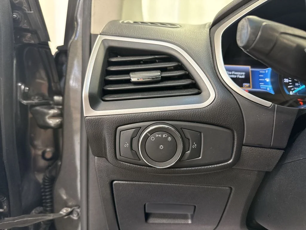 Used 2015 Magnetic Metallic Ford SEL image 23