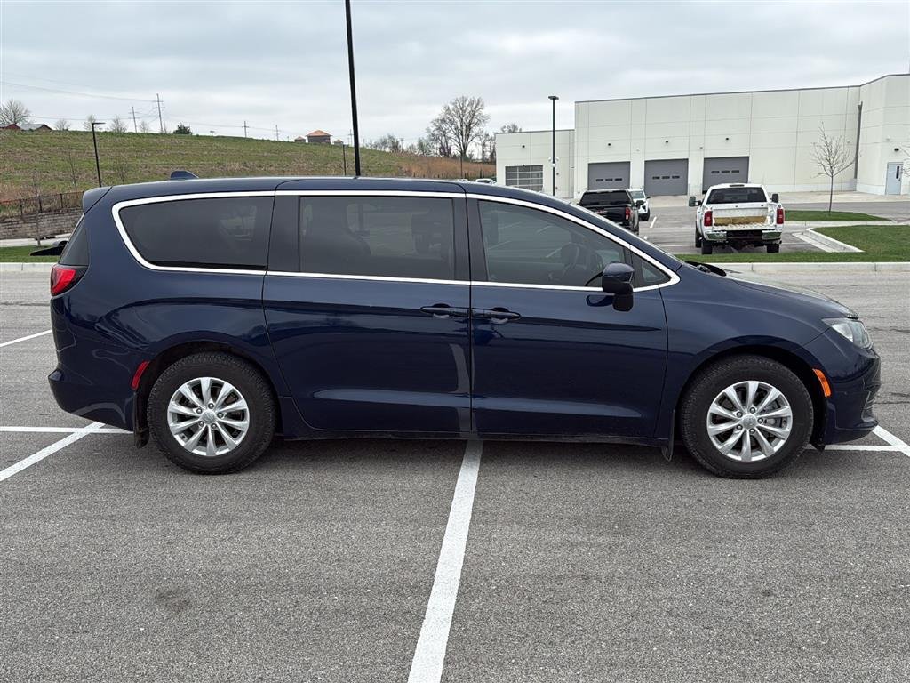 Used 2017 Chrysler Pacifica Touring with VIN 2C4RC1DG5HR811256 for sale in Kansas City