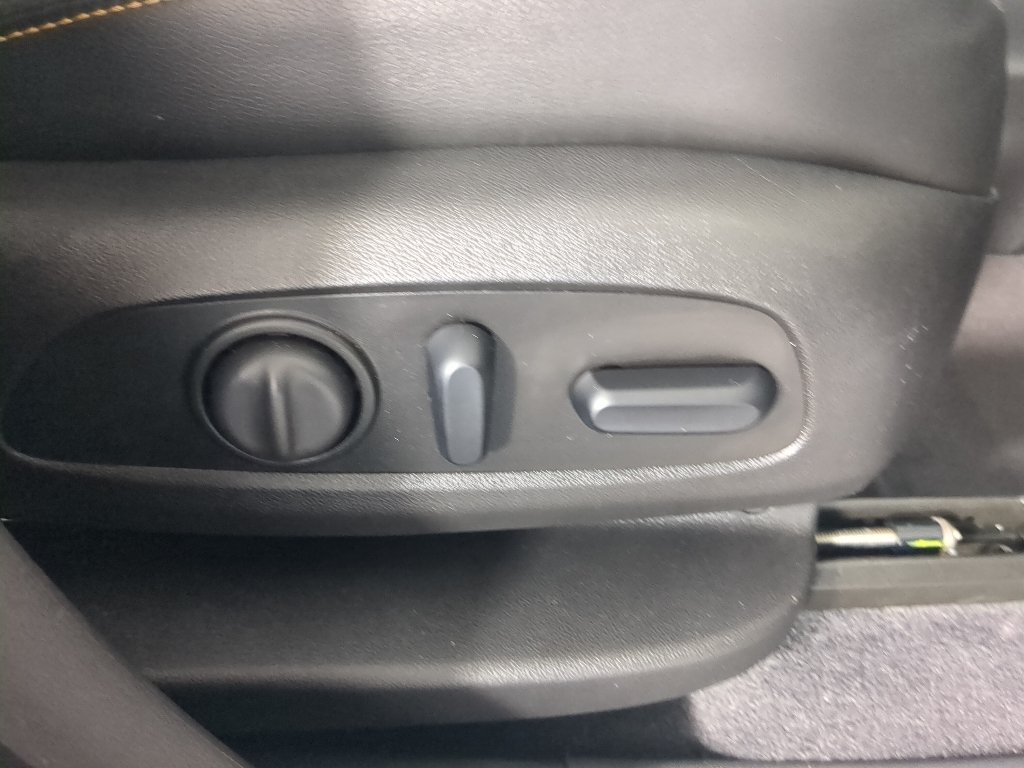 Used 2020 Iridescent Pearl Tricoat Chevrolet Premier image 23