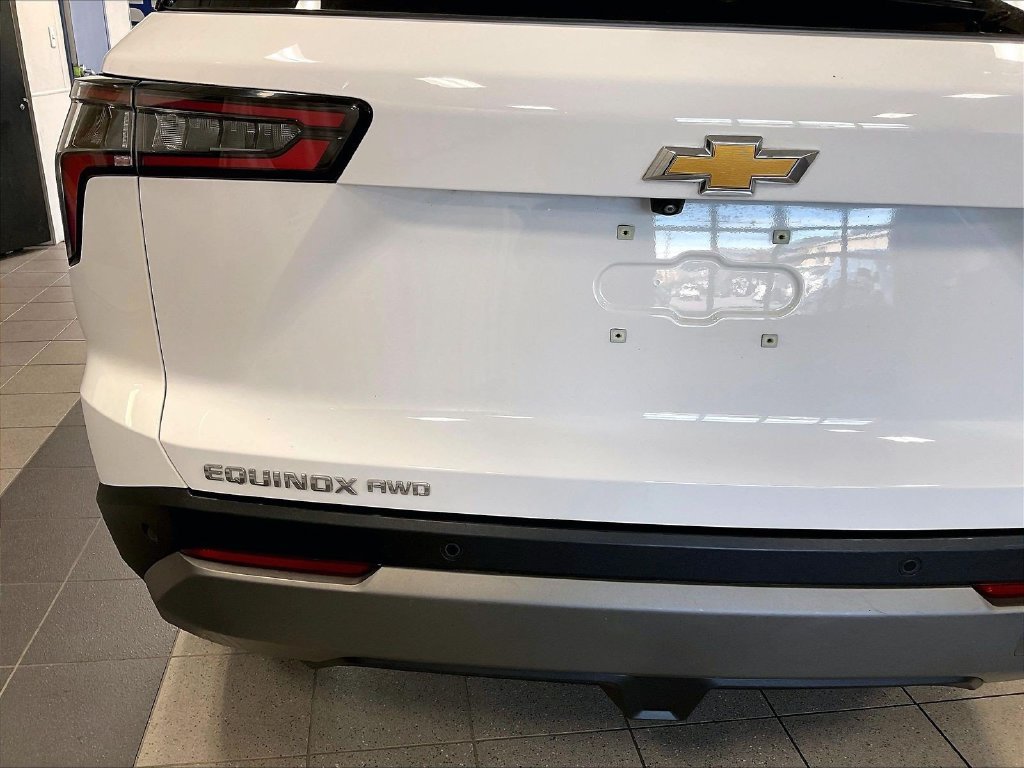 Used 2025 White Chevrolet LT image 28