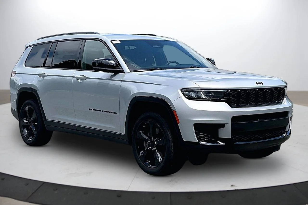 Used 2024 Silver Jeep Altitude X image 2