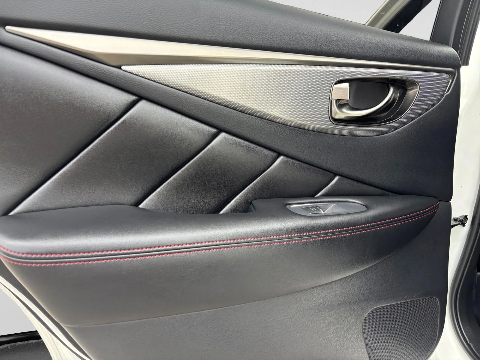 Used 2018 Pure White INFINITI RED SPORT 400 image 42