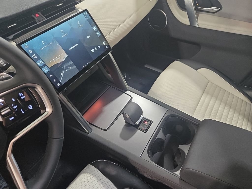 New 2026 Fuji White LAND ROVER  image 17
