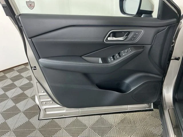 New 2026 Silver Nissan Platinum image 9