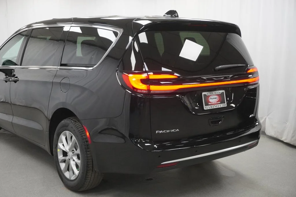 New 2027 Diamond Black Crystal Pearl-Coat Exterior Paint Chrysler Select image 12