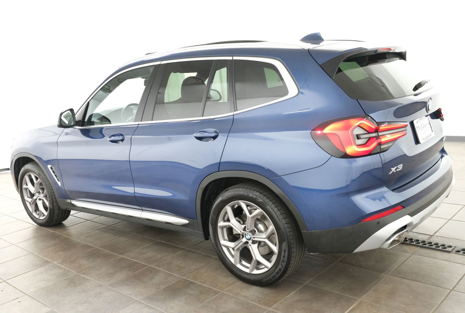 Used 2022 Phytonic Blue Metallic BMW xDrive30i image 3
