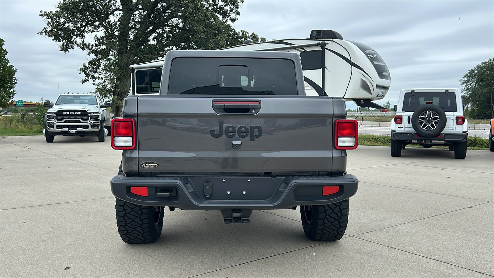 New 2026 Granite Crystal Metallic Clear-Coat Exterior Paint Jeep Sahara image 5
