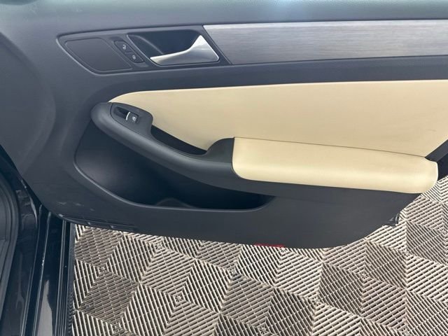 Used 2014  Volkswagen 2.0L TDI image 23