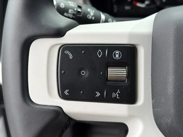Used 2025 White Land Rover 130 P400 X-Dynamic SE image 25