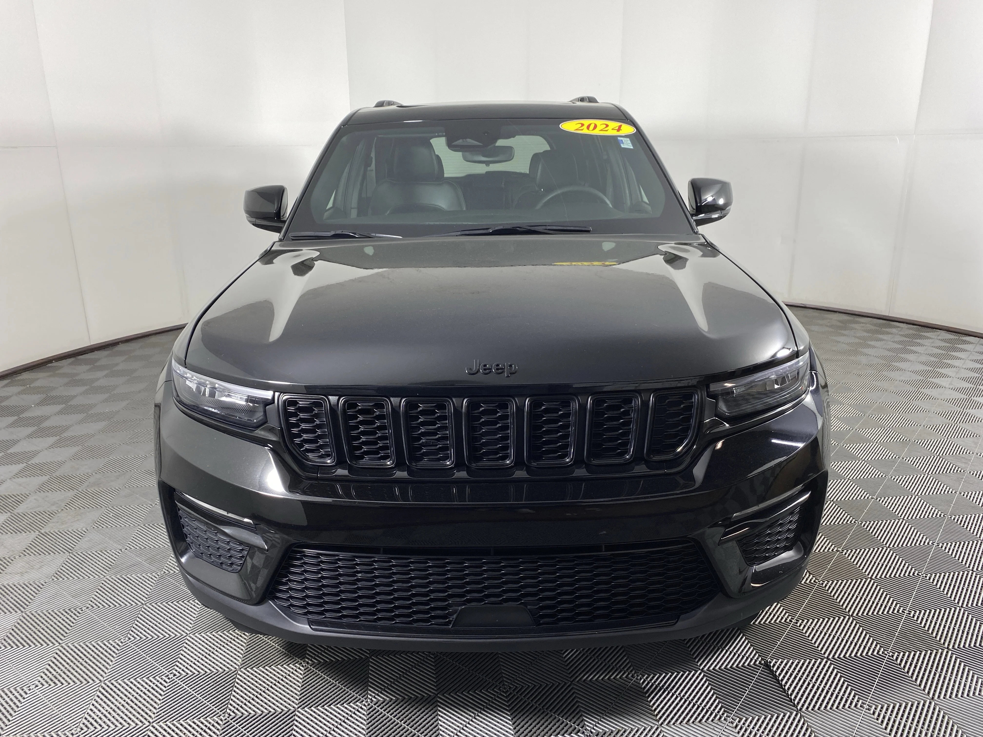 Used 2024 Diamond Black Crystal Pearlcoat Jeep Limited image 13