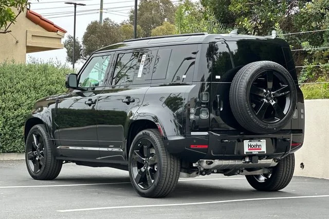 New 2026 Santorini Black Land Rover X-Dynamic SE image 3