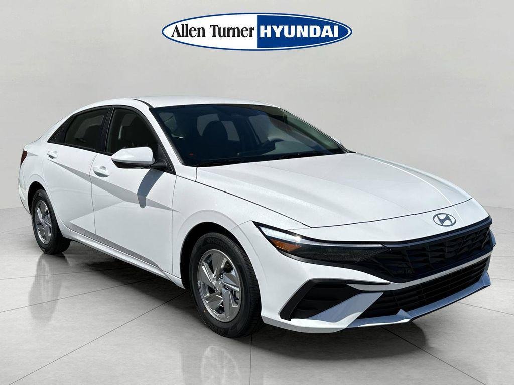 New 2026 Serenity White Hyundai SE image 2