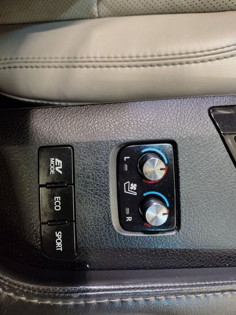 Used 2018 Silver Toyota Limited image 34
