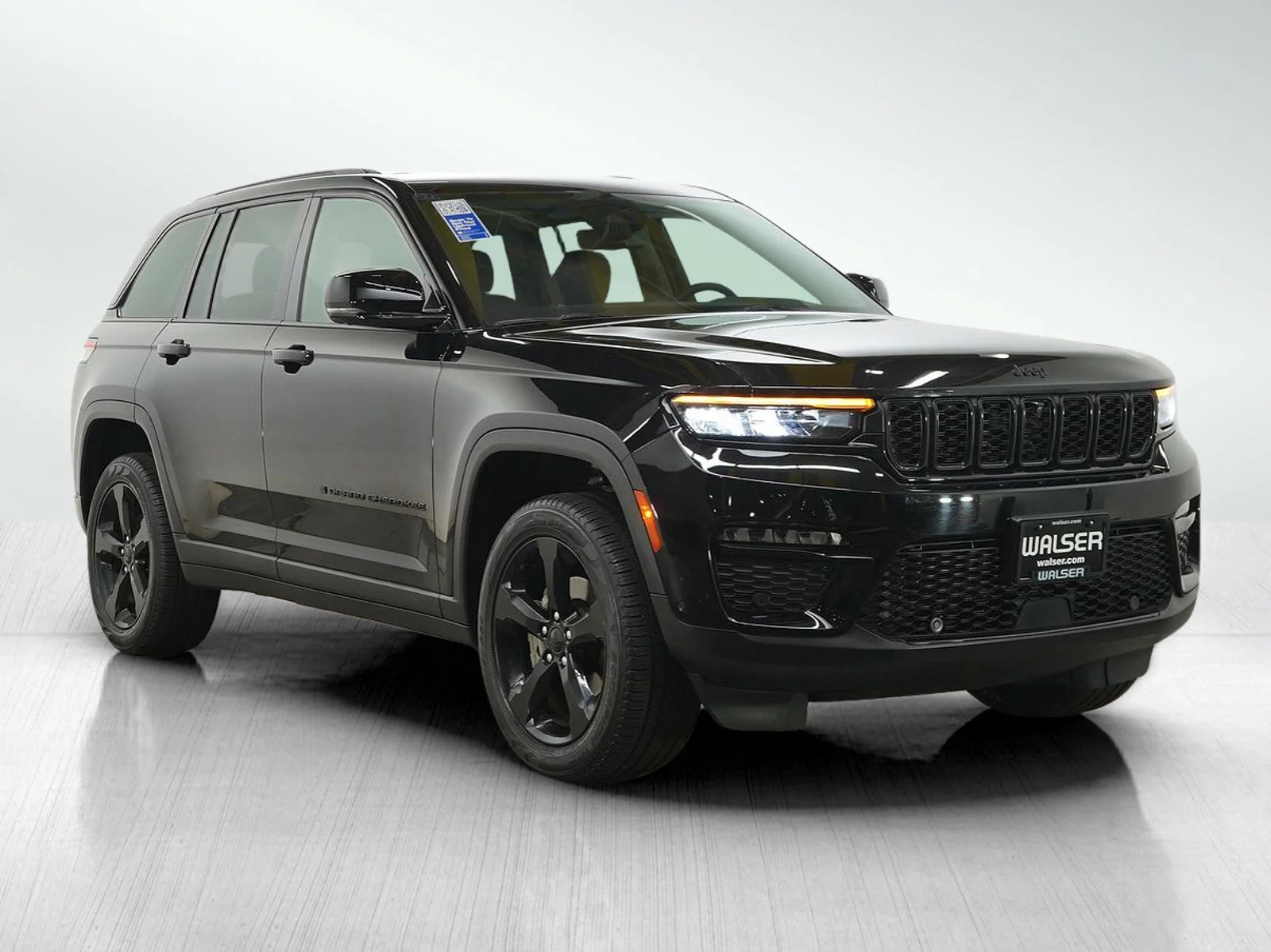Used 2023 Diamond Black Crystal Pearlcoat Jeep Limited image 7