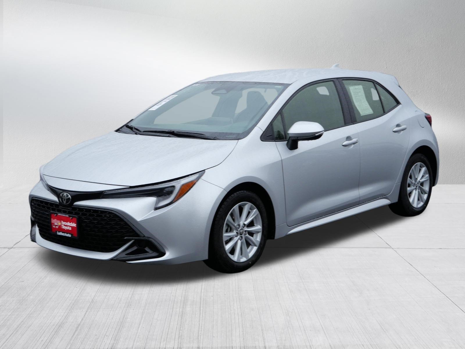 Certified Used 2025 Classic Silver Metallic Toyota SE image 3