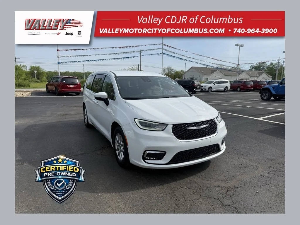 2023 Chrysler Pacifica Touring L's photo