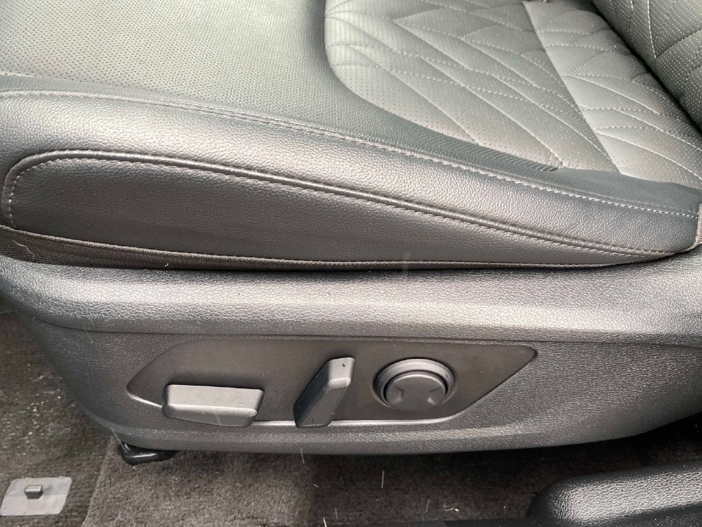 Used 2025 White Kia X-Line image 22