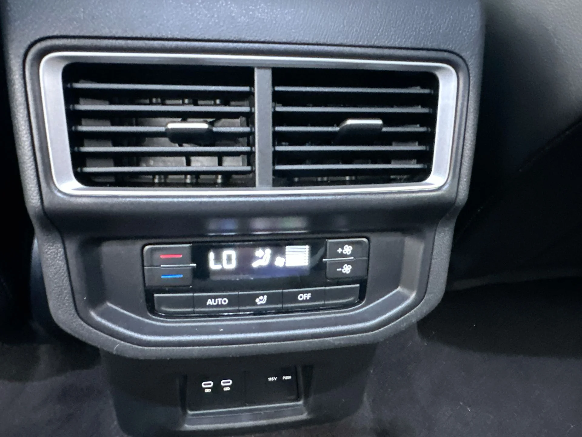 Used 2025  Volkswagen 2.0T SE w/Technology image 19