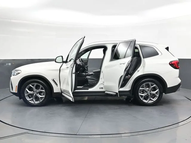 Used 2024  BMW xDrive30i image 38