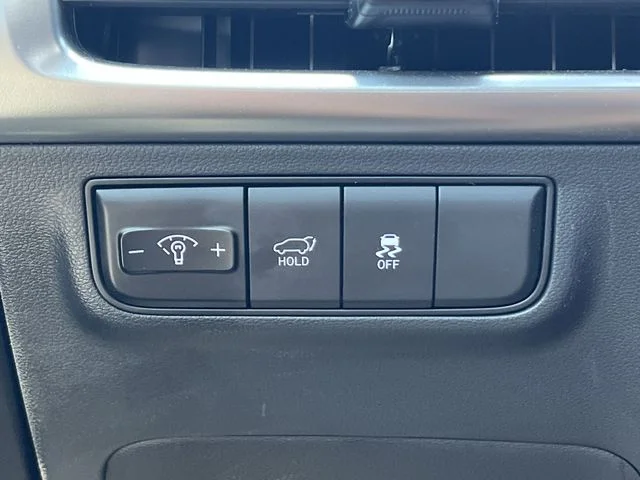 Used 2025 White Hyundai SEL Convenience image 31