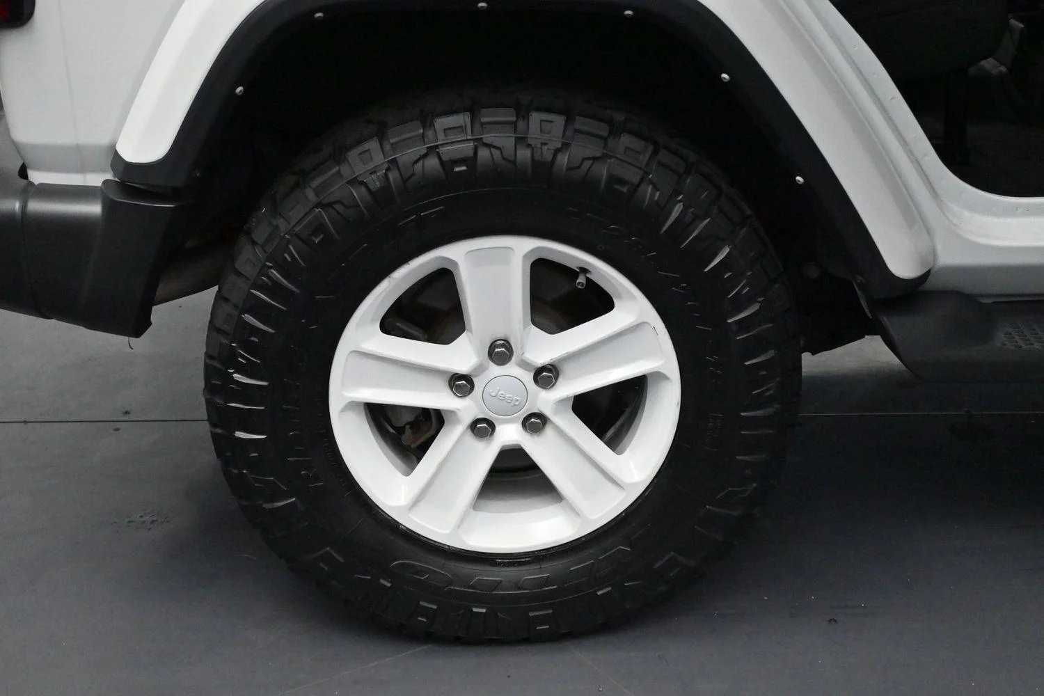 Used 2022 Bright White Clearcoat Jeep Unlimited Sahara image 33