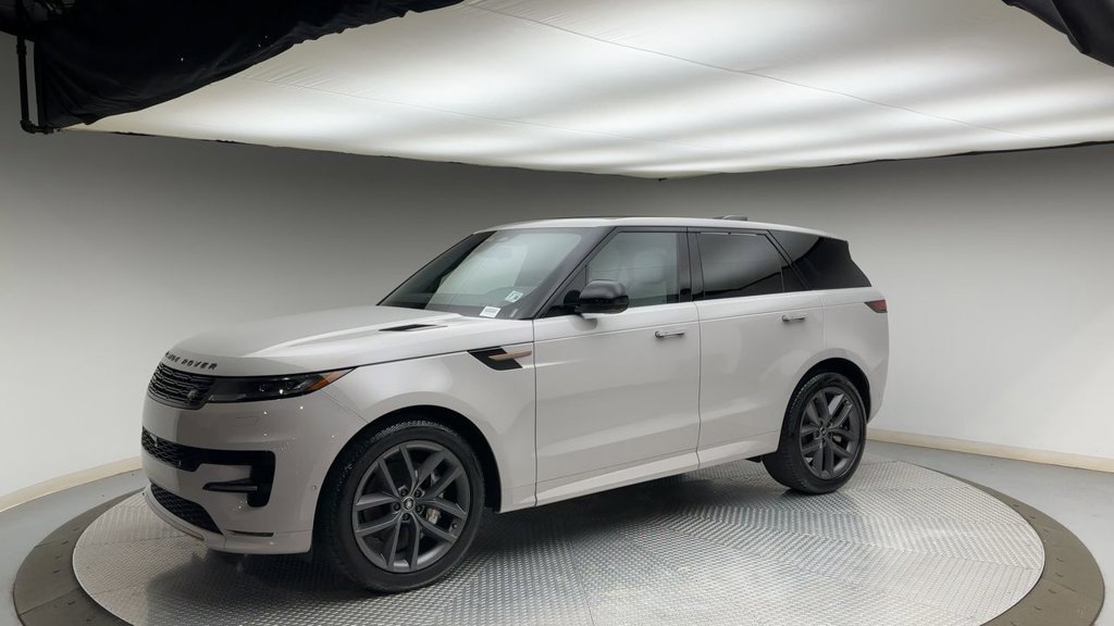 Used 2025  Land Rover Dynamic SE image 6
