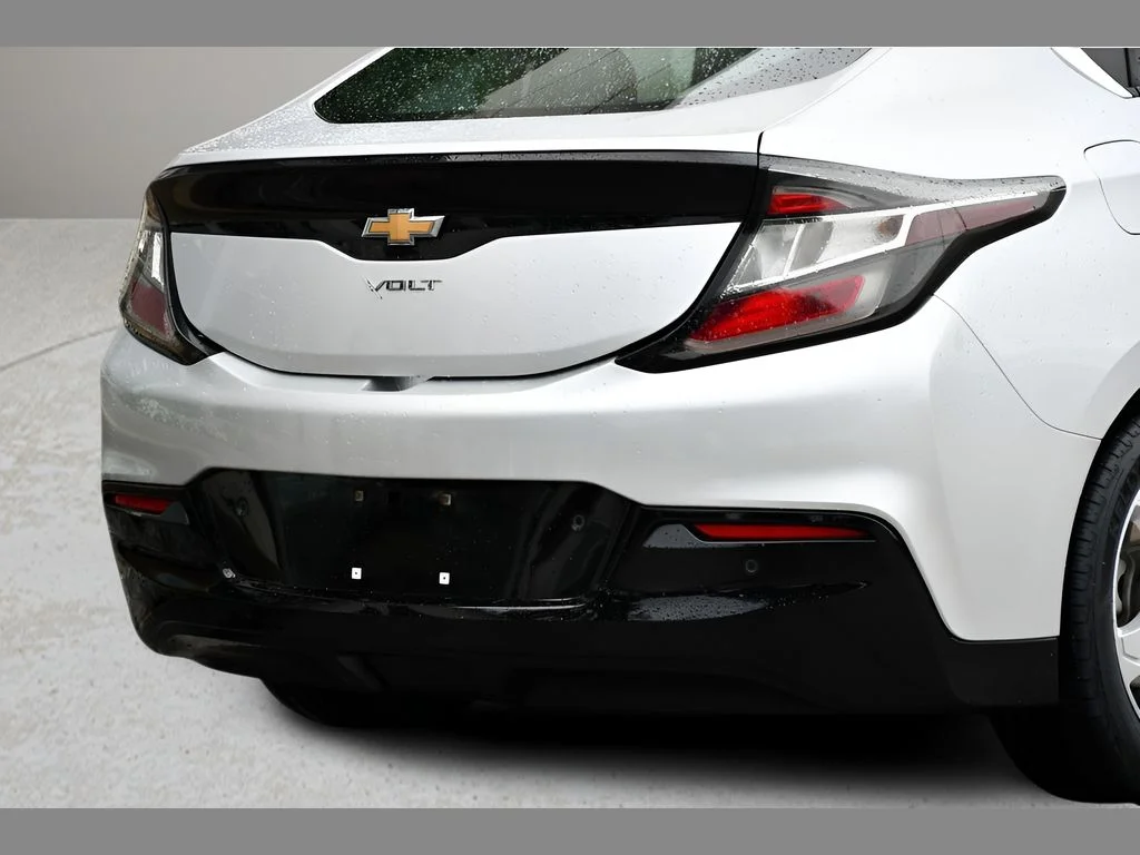 Used 2018 Silver Ice Metallic Chevrolet LT image 28