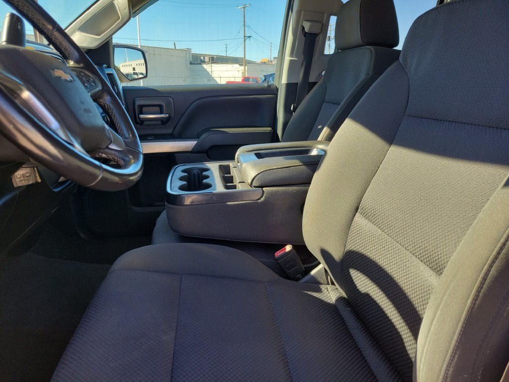 Used 2018 SUMMIT WHITE Chevrolet LT image 19