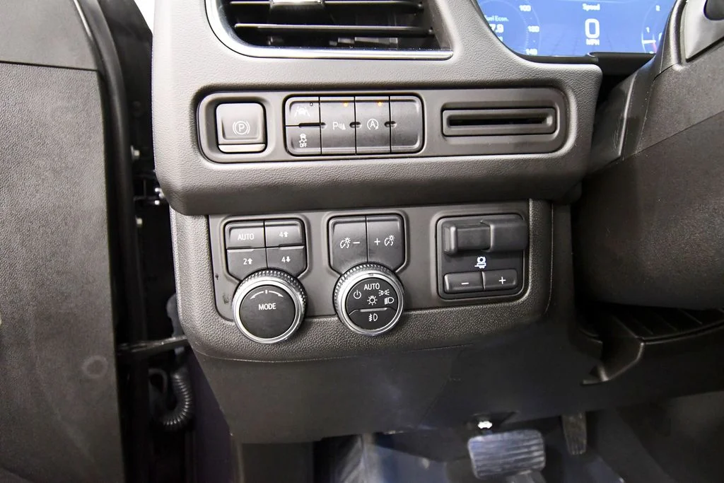 Used 2023  GMC SLE image 19