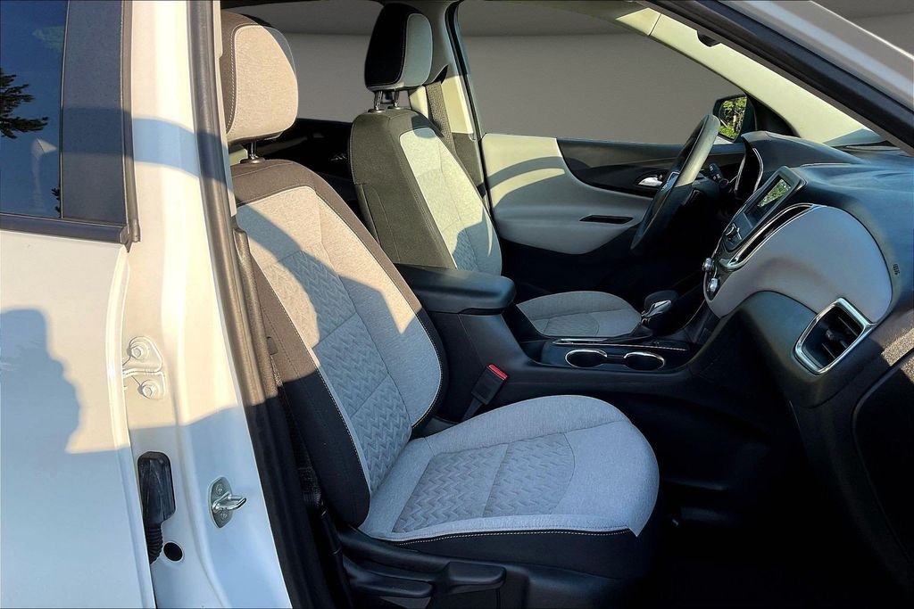Used 2022 White Chevrolet LS image 32